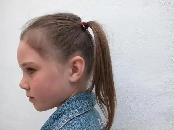 以下是几种适合8岁女孩的可爱发型