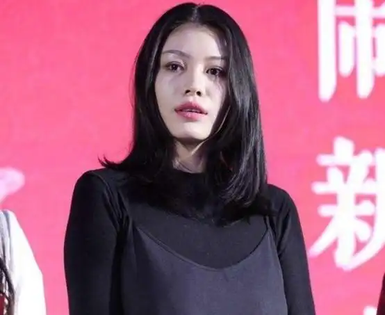 汪峰前妻葛荟婕沉迷健身穿深v紧身衣秀好身材网友身材壮实