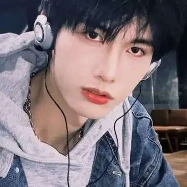 由美头网整理发布,男生头像频道提供更多与阳光,帅气,精致,真人,小众