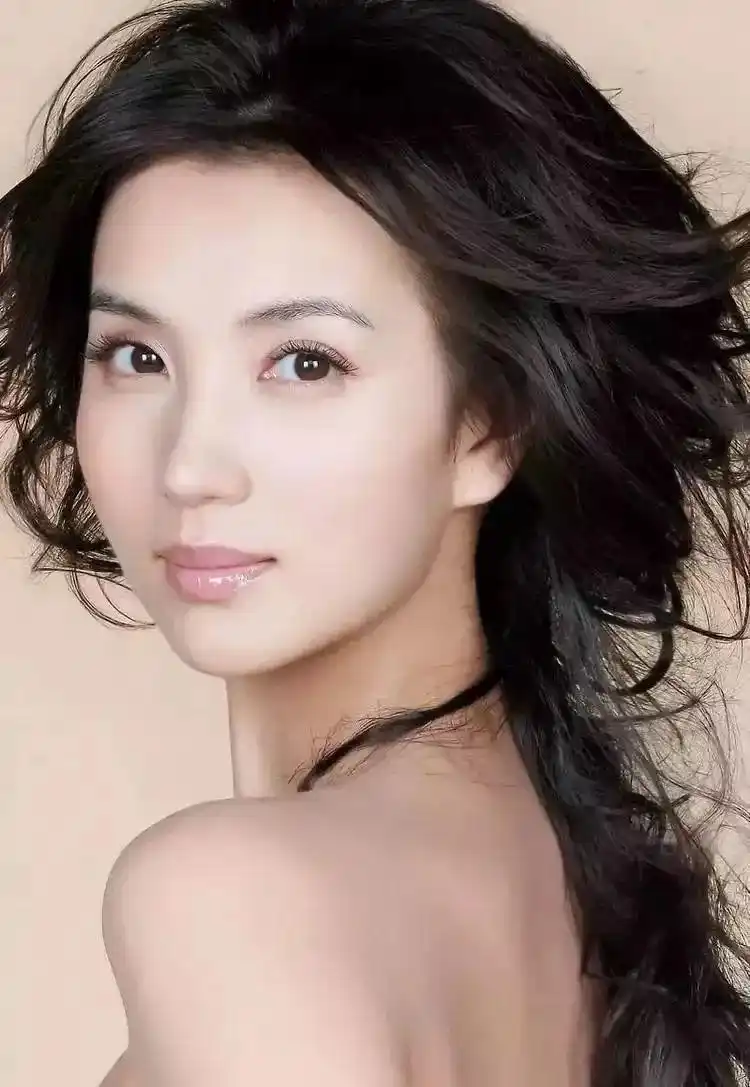 曾被称"万人迷",出道20多年零绯闻,如今嫁豪门,40岁风情万种