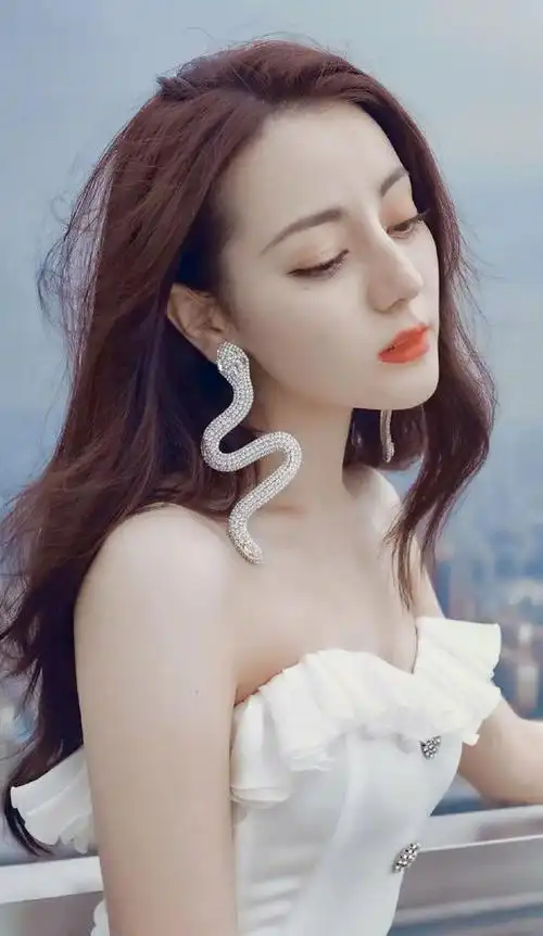 迪丽热巴超美开叉白裙曝光,仿若仙女一般,散发着性感迷人的魅力