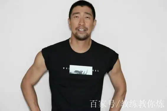 步入中年的王千源,秀出一身健硕的肌肉,成功吊打一批小鲜肉