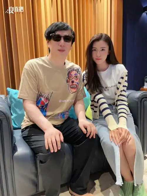 萧煌奇力荐美女直播主 操刀单曲《线索》窜热搜榜