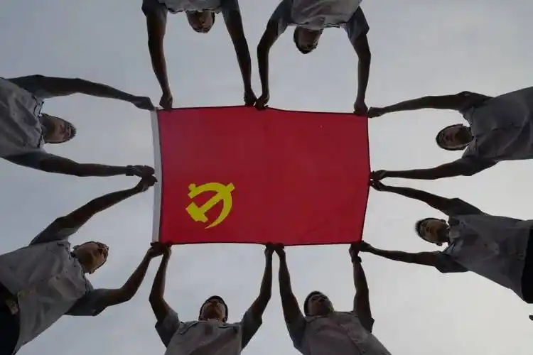 或三个一群,或五个一伙,争相与党旗合影,各种造型创意十足,他们以这种