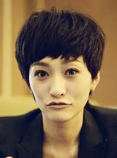 短发的李小冉充分演出了多多的那个优越的"剩女&quot