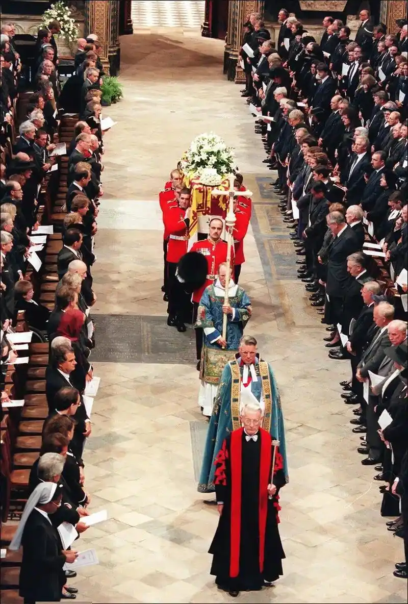戴安娜一位离婚后王妃的葬礼盛大场面在英国王室空前绝后