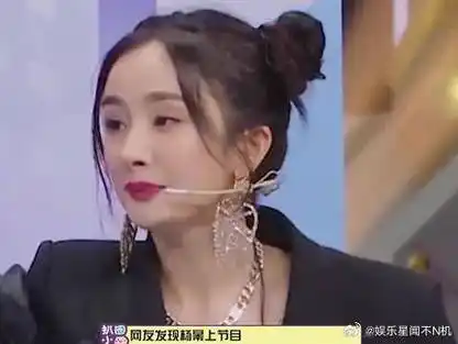 杨迪乖乖端着水泼在脸上杨幂则把水泼到了旁边~特别声明:以上文章内容