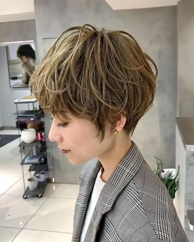 纹理烫画是一种自然随意的卷发类型,和传统的卷发不同的地方就在于