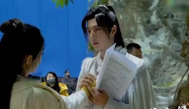 《有翡》花絮:王一博赵丽颖片场打闹,像极了两个小学生追逐_台词_结果