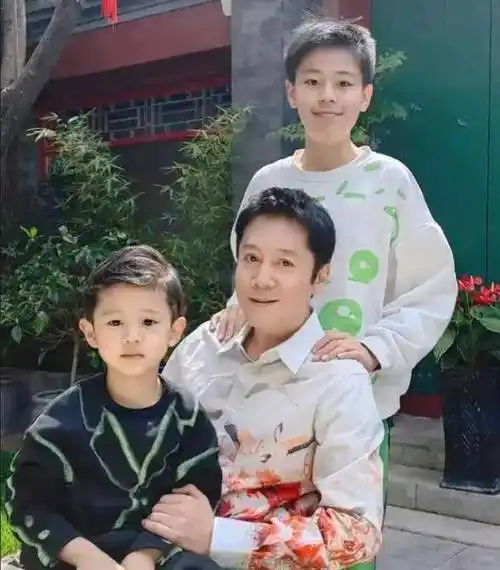 蔡国庆晒两帅儿子上热搜,父子同一张脸,身家过亿的老婆身份成谜_秦娟