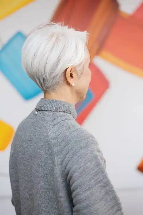 58到88的女性,发型这样剪,花白头发也很美