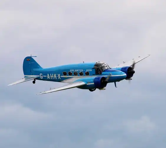 空中的小型飞机壁纸 _ 图片网