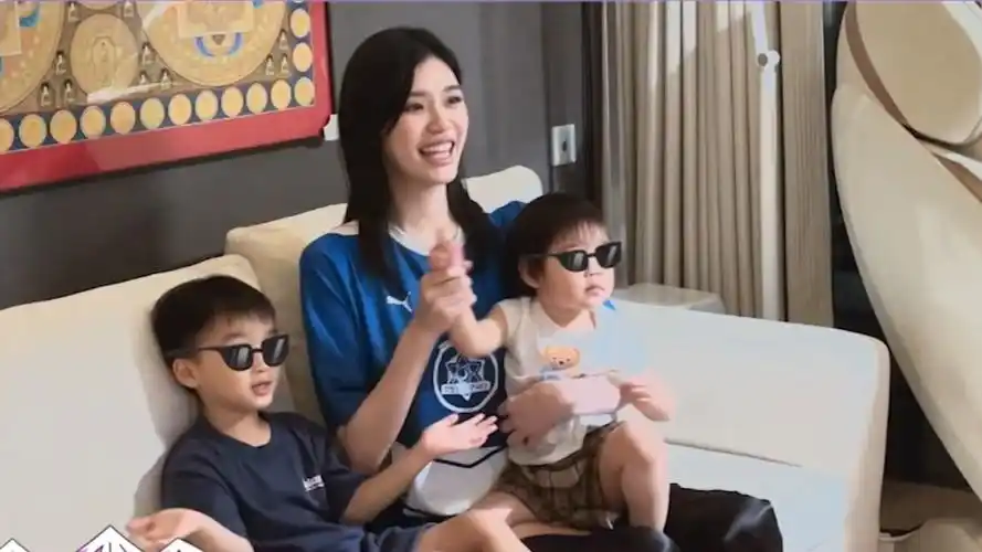 奚梦瑶居家带娃画面公开,何猷君对儿子是"血脉压制"呀