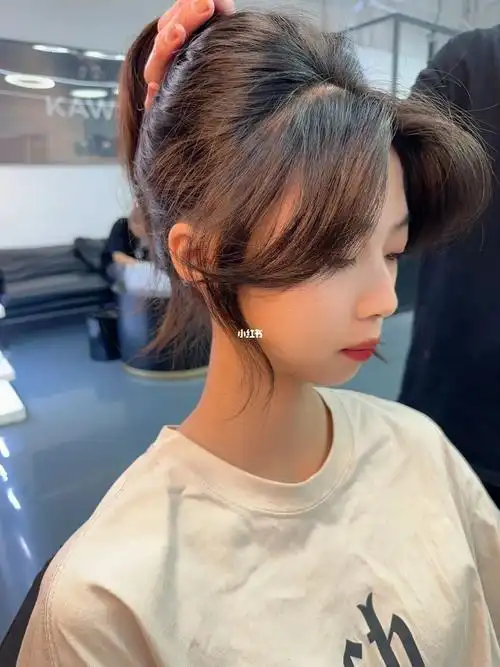 婴儿肥的女生真的很适合留这样的发型偏分的斜刘海搭配高马尾扎发清新