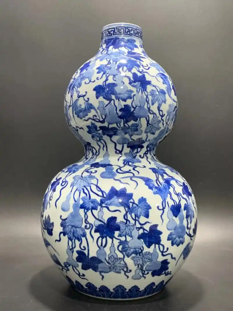 晚清民国时期乾隆款青花福禄纹大葫芦瓶.