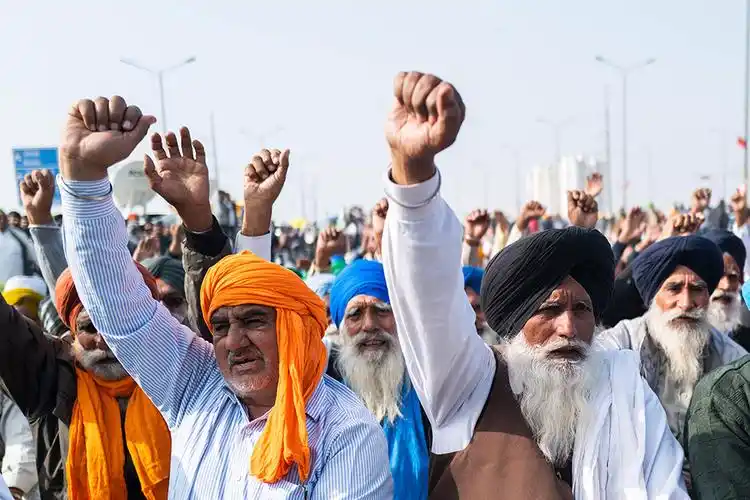 当地时间2020年12月14日,印度北方邦加济布尔,农民在进行抗议活动.