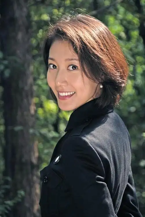 高露是演艺圈的知名演员,参演过《有青春有关的日子》,《嫁,n次方》