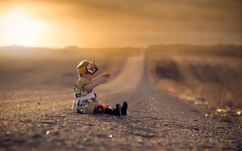 唯美黄昏美景可爱宝宝桌面壁纸