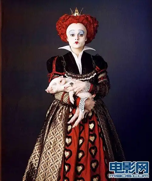 海伦娜·伯翰·卡特扮演的红桃皇后德普的"疯帽子"造型近日,好莱坞