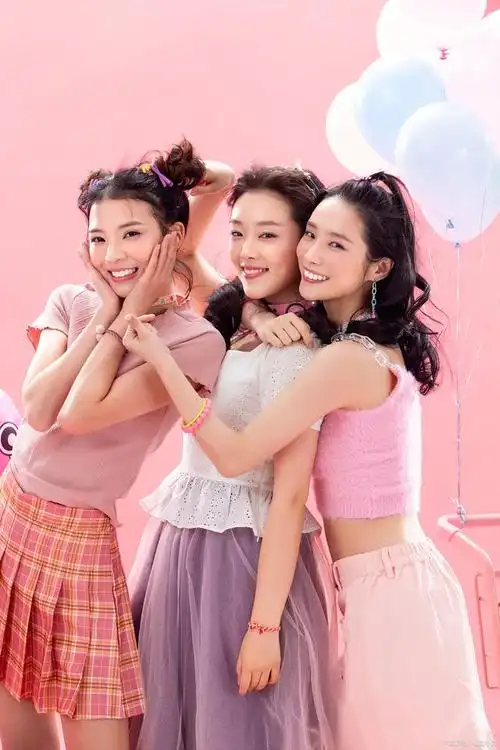 觉得自己不上镜的进来学,8个小技巧让你在合照中脱颖而出