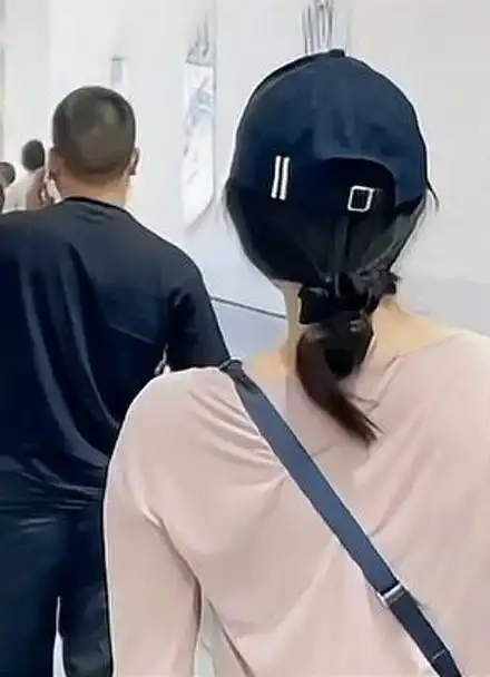 和女朋友逛街,满脸都是笑容,这大概就是爱情的模样吧!