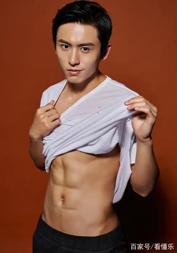 张哲瀚的肌肉给77分,宁泽涛的肌肉给94分,最后一位我给300分