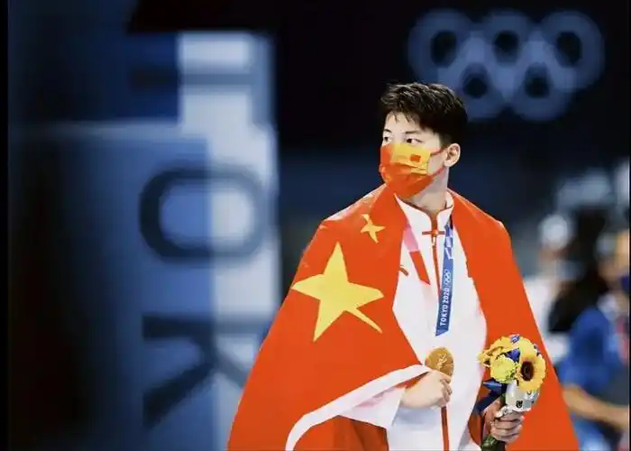 有没有运动员身披国旗很有氛围感的照片