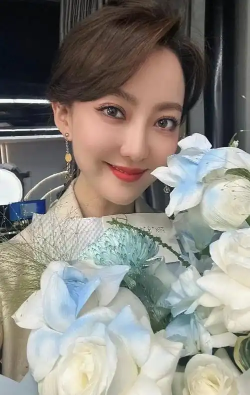 主持人余声承认离婚独自携子替父庆生