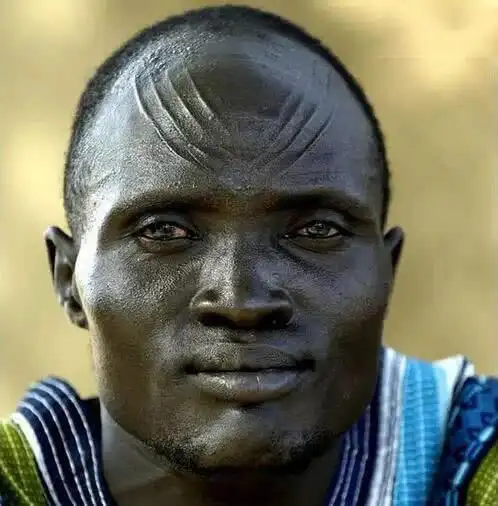 近日,一张来自非洲的一名21岁的男模特因黑到没眼睛走红网络,被网友称