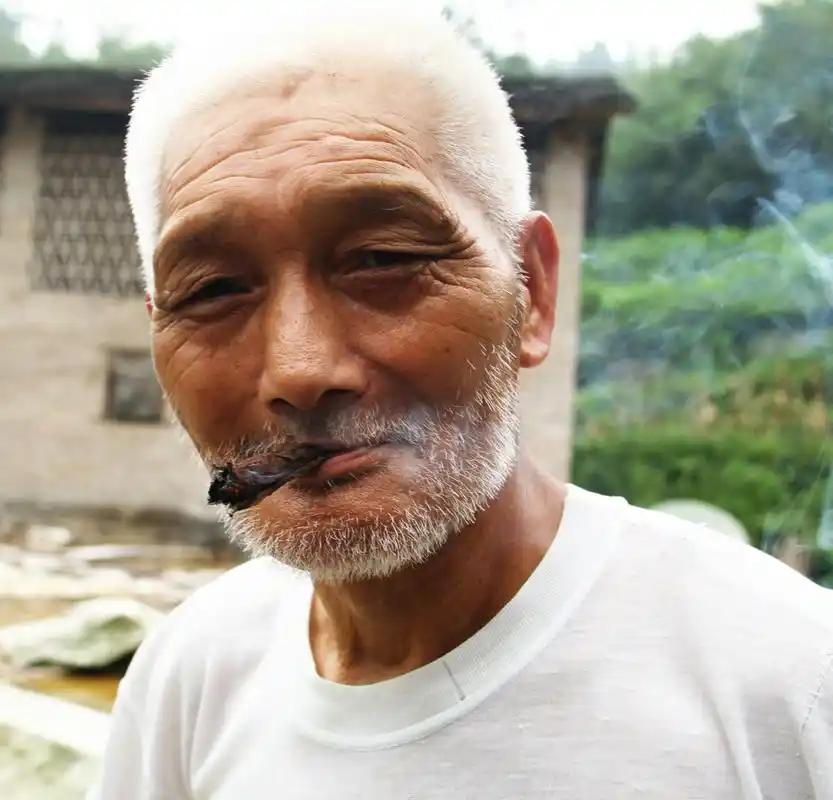 抽烟的老汉