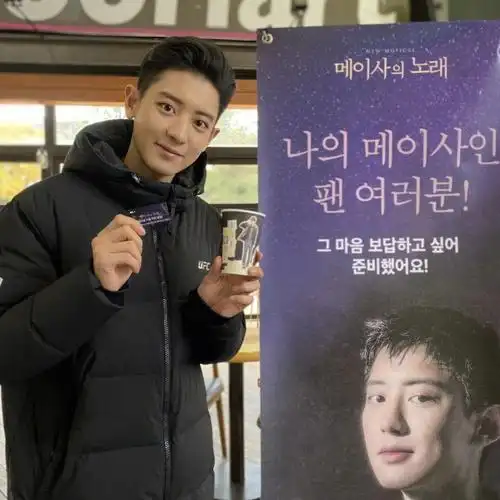 ins更新灿烈相关丨久违的自拍啊不他拍