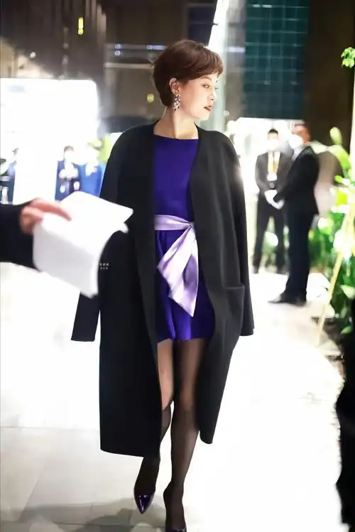 一条简单的深蓝色短裙搭配黑丝高跟鞋,真的好美好性感#孙俪背沟