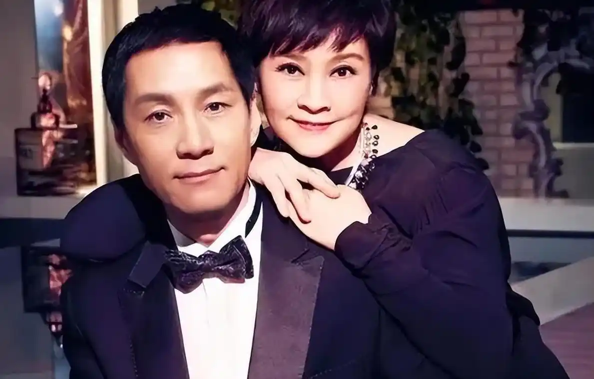 冯远征与梁丹妮:无子婚姻的幸福秘诀 冯远征与梁丹妮,相差8岁的婚姻