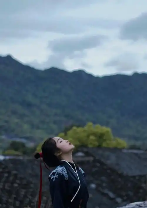 等一个人邂逅在这多彩的世界矾都