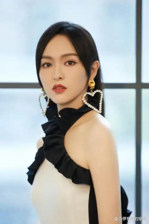 唐嫣生娃后气质更惊艳,穿挂脖连体裤配黑长直,一点不像当妈的人