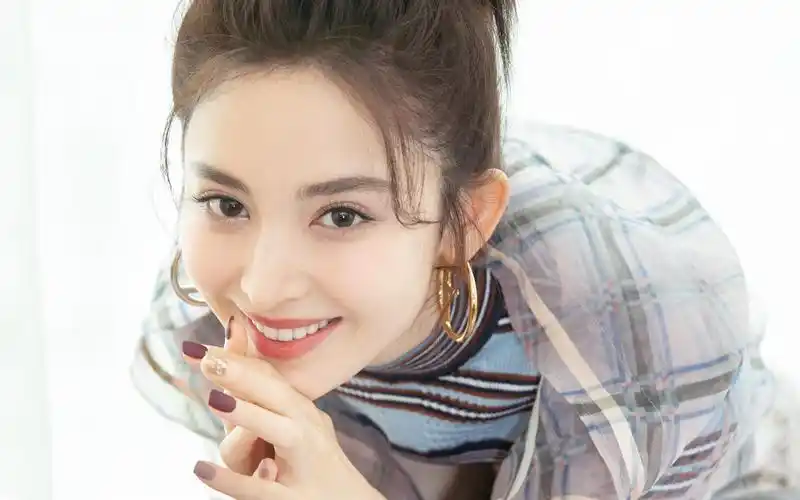 古力娜扎性感活动照高清桌面壁纸