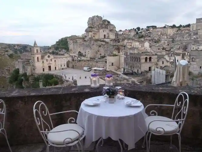 p>圣赫勒拿岛(saint helena),面积121平方千米,人口数为5661(2008年)