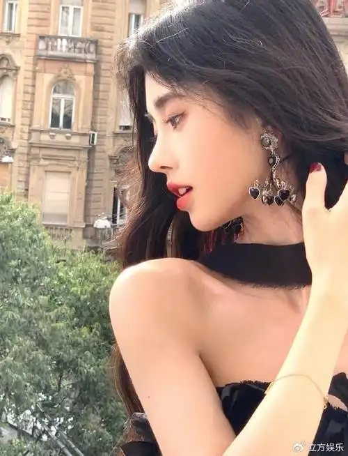 鞠婧祎黑色抹胸礼服精致贵气 阳光落在发梢回眸美出神|鞠婧祎|回眸