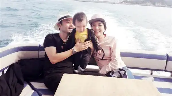 杨乐乐晒全家福为汪涵庆生 小沐沐呆萌出镜