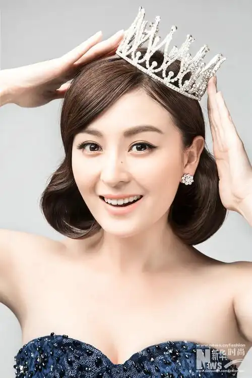 戴娇倩加冕大片曝光蓝色纱裙仙气十足