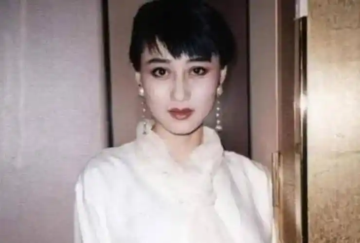 原创李连杰前妻黄秋燕为丈夫生下两个女儿却惨遭抛弃现状如何