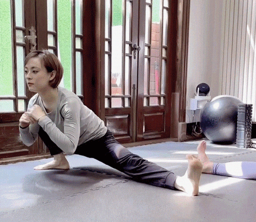 被演戏耽误的杂技人孙俪晒高难度瑜伽动作曾为养生八点就睡觉