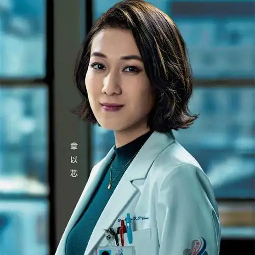 《星空下的仁医》,钟嘉欣回归荧幕,饰演儿科医生好飒好干练!