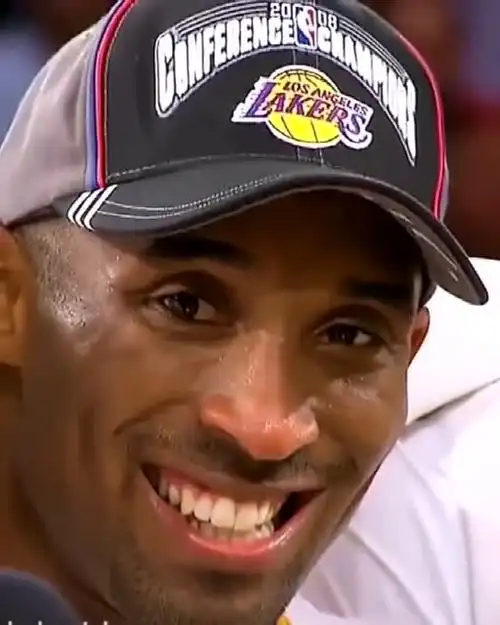 科比这个笑容太治愈了吧!好暖啊!