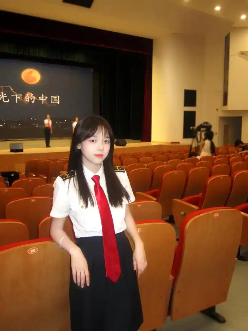 帅的不是我 是这身校服#甜酷女孩 #中国民航大学 #法学生 - 抖音