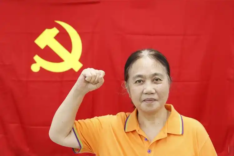 我与党旗合个影,我对党旗说句话