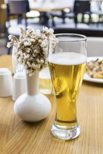 在餐馆的桌子上放一杯淡啤酒照片-正版商用图片131oog-摄图新视界