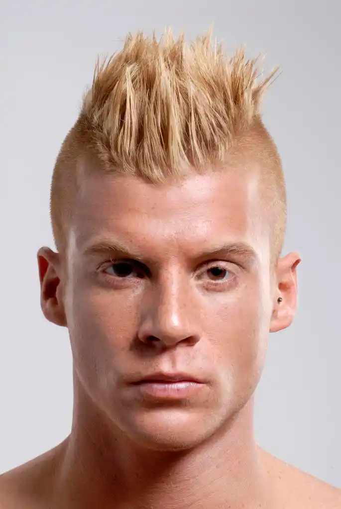 朋克发型男人肖像.