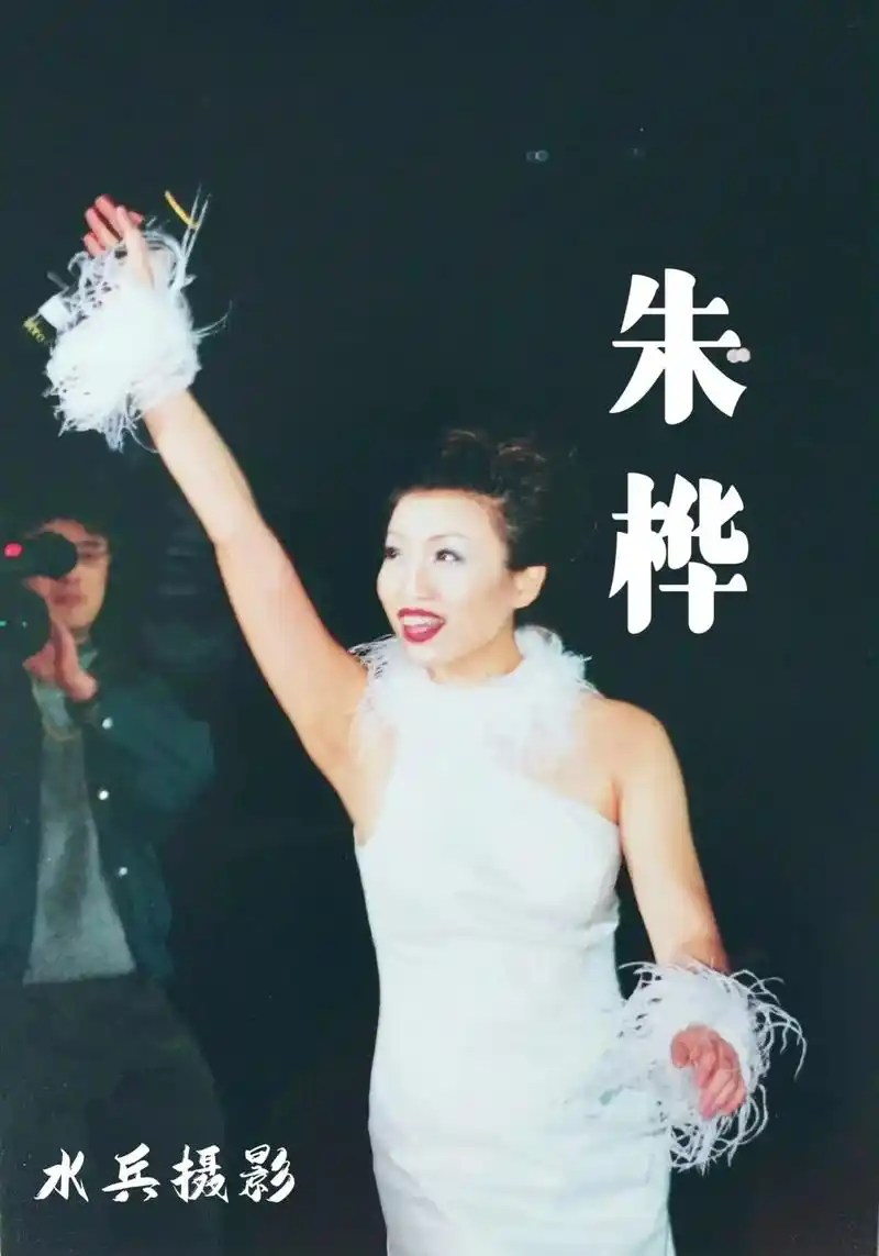 水兵摄影:中国内地女歌手-朱桦.【朱桦简介选自网络】  朱桦 - 抖音