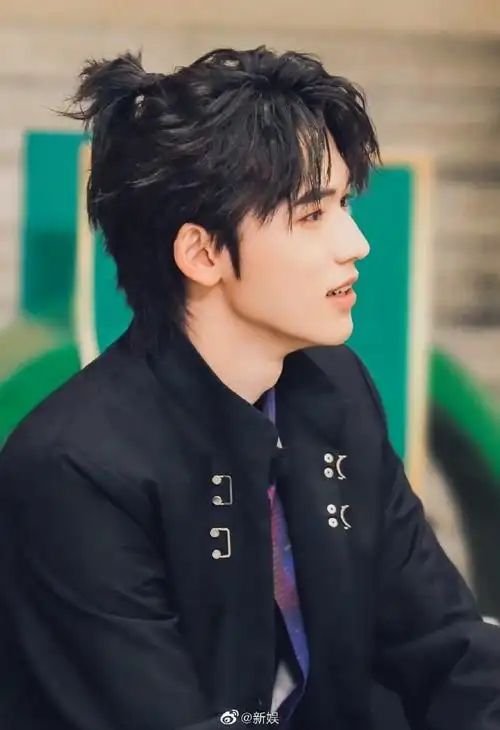 宋亚轩立领西装小辫造型##新娱